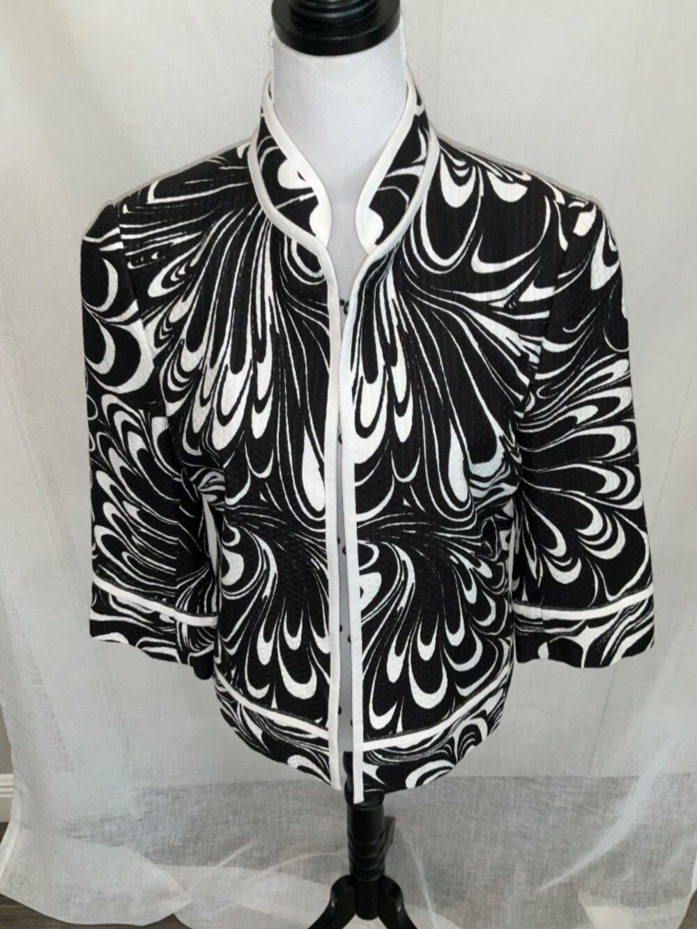 Chico's Medium Floral Black/White Jacket Blazer size 1 - Picture 3 of 7